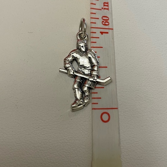 EXTREMELY RARE James Avery Hockey Player Pendant/Charm - Picture 3 of 6